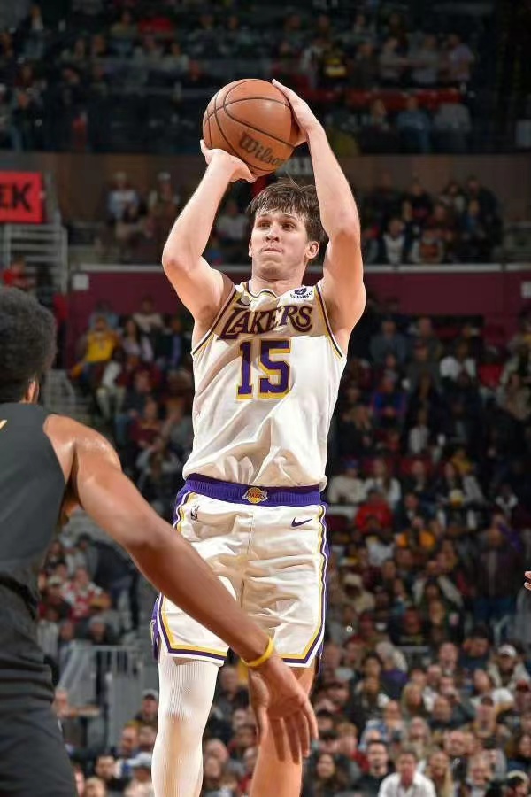 Lakers triumferende, fans ser frem til Reeves' sunde tilbagevenden